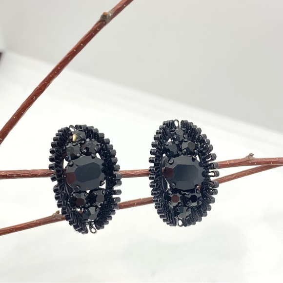 Vintage Black Stone Clip-On Earrings - Picture 5 of 10